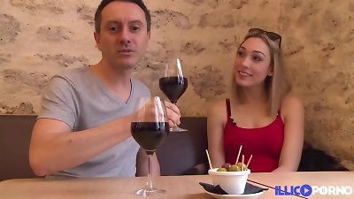 Emily, une americaine sexy, vient en France pour une bonne bite