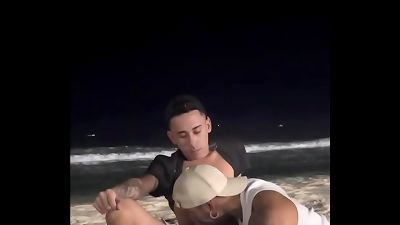 Mamou o novinho na praia em p&uacute;blico ( Completo no red )