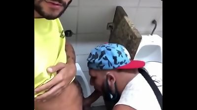 Barbudo Oferecendo a Rola no Banheir&atilde;o