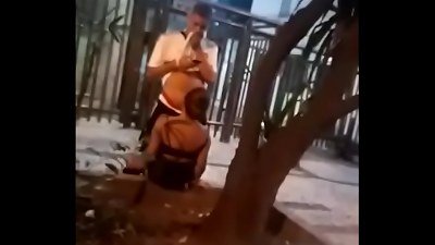 colocou a novinha pra mamar no meio da rua