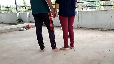 छत पर खड़ी पड़ोसी की सुन्दर बीवी को पटाया और फिर दर्द नाक चोदा hardcore Bhabhi sex