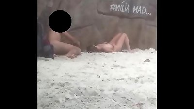 Batendo punheta em frente a casal em praia de nudismo