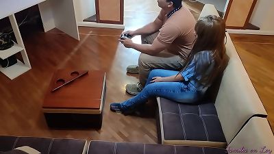 I take the opportunity to rail my boyfriend's horn with my stepbrother who humps me from behind my cuckold bf NTR