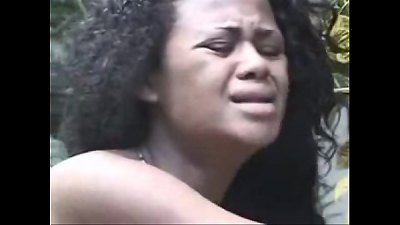 Violentando a puta no mato