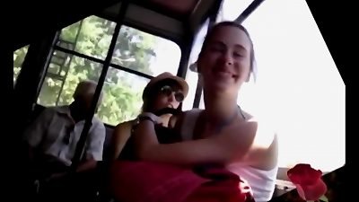 novinha no onibus sorri vendo rola - http://lucroadulto.wordpress.com