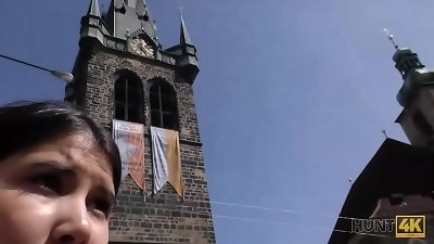 HUNT4K. hotty donne &agrave; l'homme sa bouche et sa chatte pour des vacances d'&eacute;t&eacute;