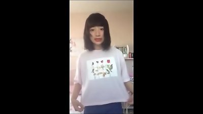 ç¾Žã—ã„å¥³ã®å­ãŒç´ æ™´ã‚‰ã—ã„ãŠã£ã±ã„ã‚’æŠ«éœ²